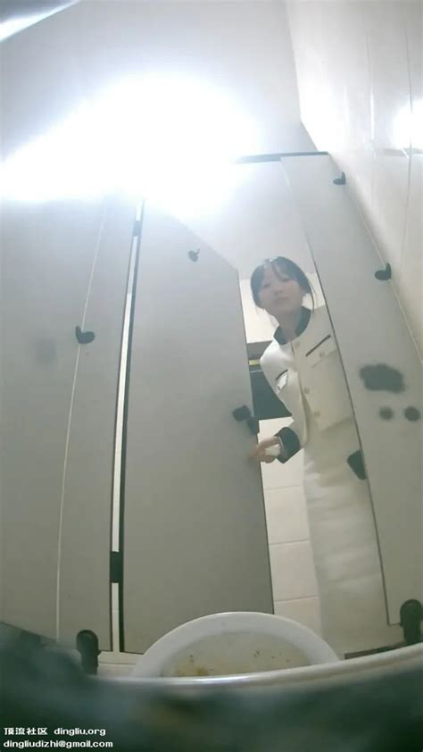 日本廁所沖廁 刚上初中的妹子一个人在家秀裸体